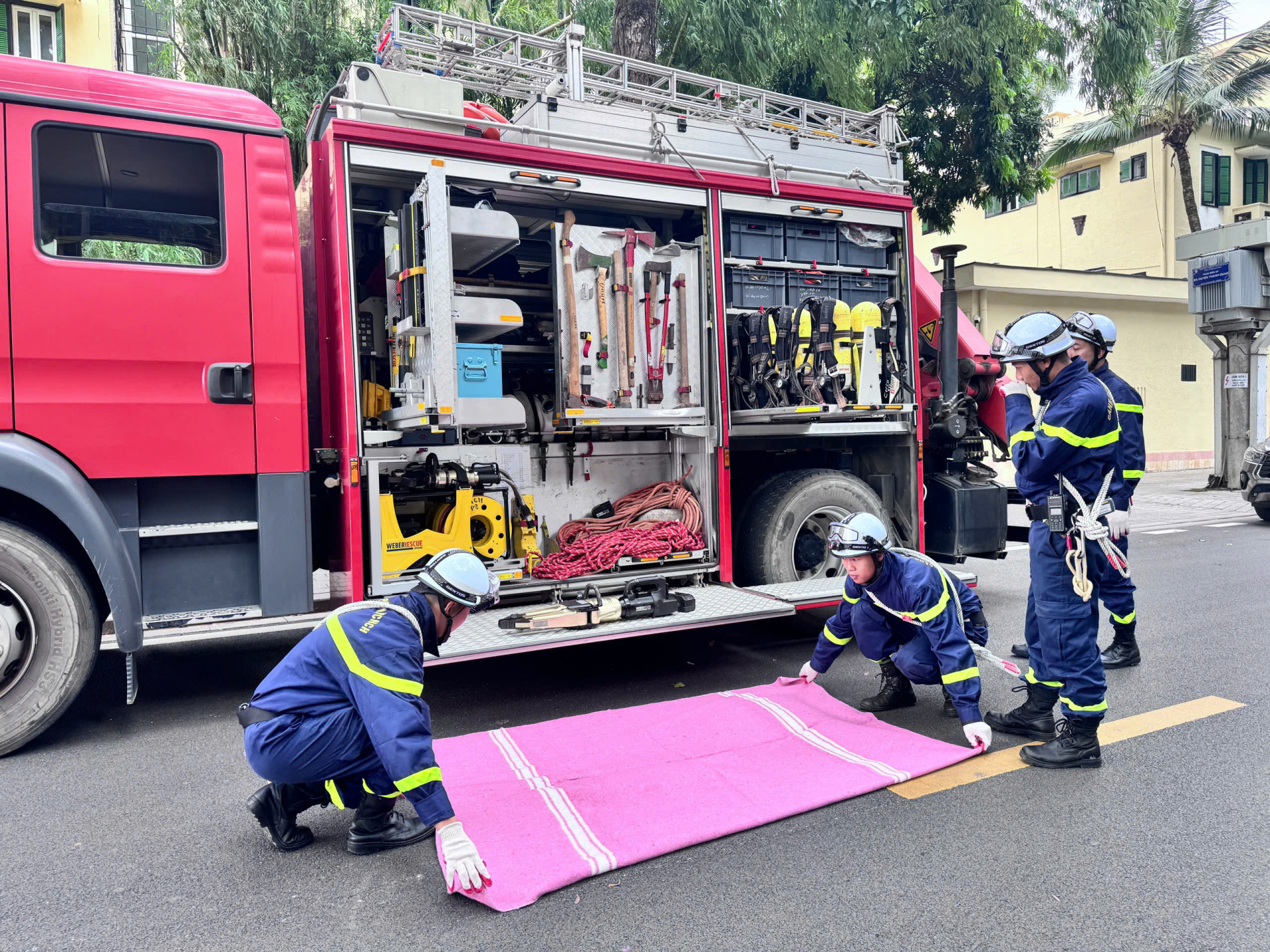 Cảnh sát PCCC Thủ đô sẵn sàng trước “giờ G” - Để chuẩn bị cho Lễ kỷ niệm 80 năm Cách mạng Tháng Tám và Quốc khánh 2.9 (sự kiện A80), sự kiện chính trị, lịch sử đặc biệt quan trọng của đất nước, công tác phòng cháy, chữa cháy và cứu nạn, cứu hộ (PCCC&CNCH)